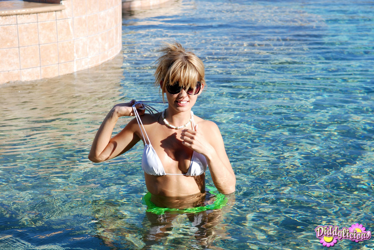 Diddy Strips Out Of Her Bikini In The Pool Diddy Strips Out Of Her Bikini In The Pool